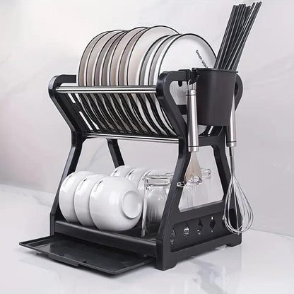 Escorredor de pratos de dois andares com suporte para talheres e copos, projetado para economizar espaço e manter a cozinha organizada. Design prático e resistente, perfeito para otimizar a rotina doméstica e facilitar a secagem dos utensílios