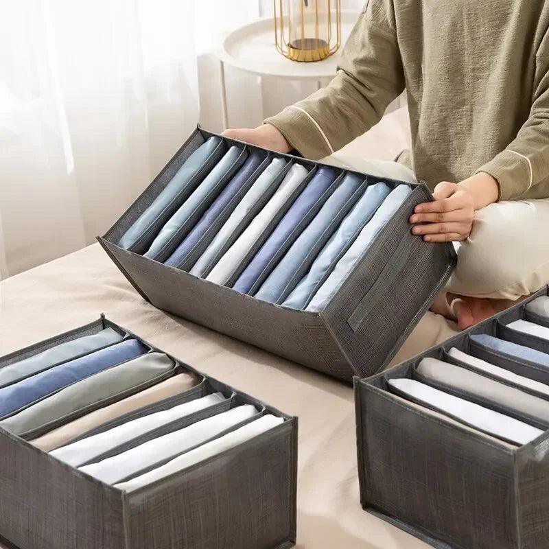 Conjunto de caixas organizadoras de tecido cinza, ideal para armazenar roupas e acessórios no guarda-roupa. Design dobrável e funcional, perfeito para economizar espaço e manter a organização com praticidade no dia a dia doméstico.