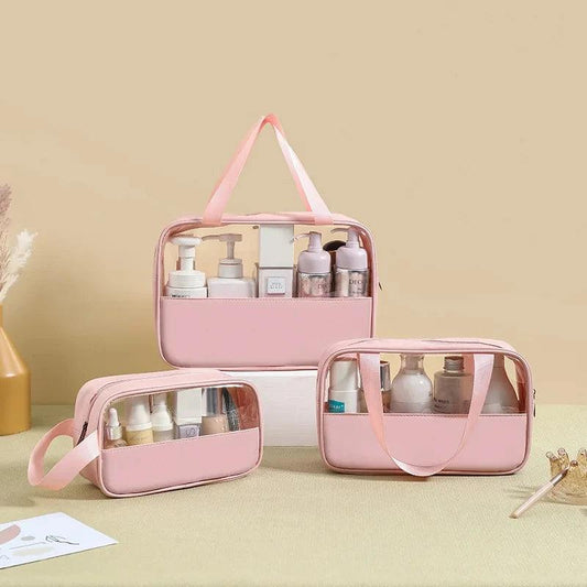 Conjunto de bolsas organizadoras transparentes com design durável e elegante. Perfeitas para guardar e organizar cosméticos, cremes e acessórios pessoais, mantendo tudo visível e de fácil acesso. Ideais para otimizar espaço e trazer praticidade à rotina diária.