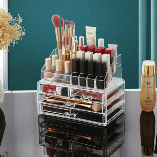 Organizador de maquiagem transparente com divisórias para armazenar pincéis, batons, esmaltes e outros produtos de beleza. Ideal para manter itens organizados e acessíveis, otimizando o espaço e proporcionando praticidade na rotina de cuidados pessoais.