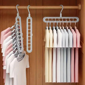 Cabide organizador ajustável, ideal para maximizar espaço no guarda-roupa. Fabricado com materiais duráveis e design inteligente, facilita a organização de roupas de forma prática e eficiente. Solução perfeita para otimizar espaços e manter tudo em ordem no dia a dia.