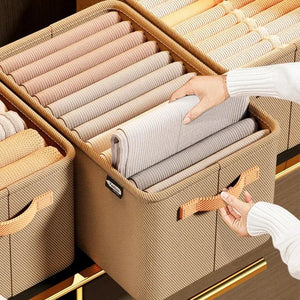 Cesto organizador de roupas dobráveis em tecido premium, ideal para manter gavetas e armários organizados. Solução prática para mulheres que buscam organização no dia a dia, otimizando espaço e facilitando a rotina. Perfeito para donas de casa modernas que valorizam praticidade e elegância.